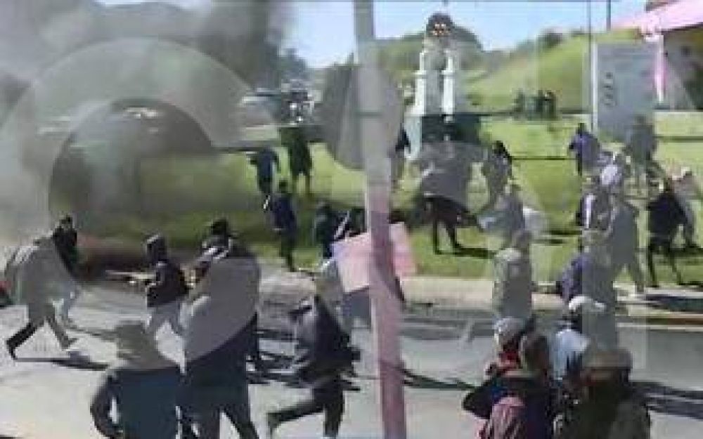 Descontrol durante una protesta de choferes en Moreno: Manifestantes atacaron varios comercios a piedrazos