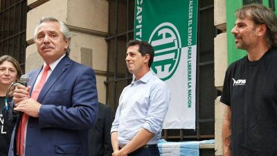 Junto con ATE-Capital, Alberto Fernández homenajeó a trabajadores desaparecidos del Ministerio del Interior