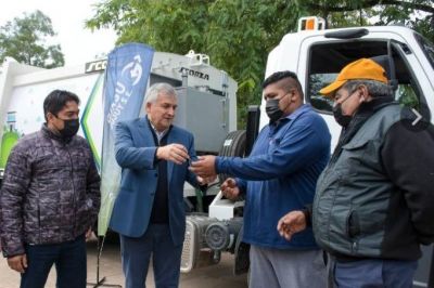 GIRSU: El gobernador entregó un camión de recolección a Vinalito