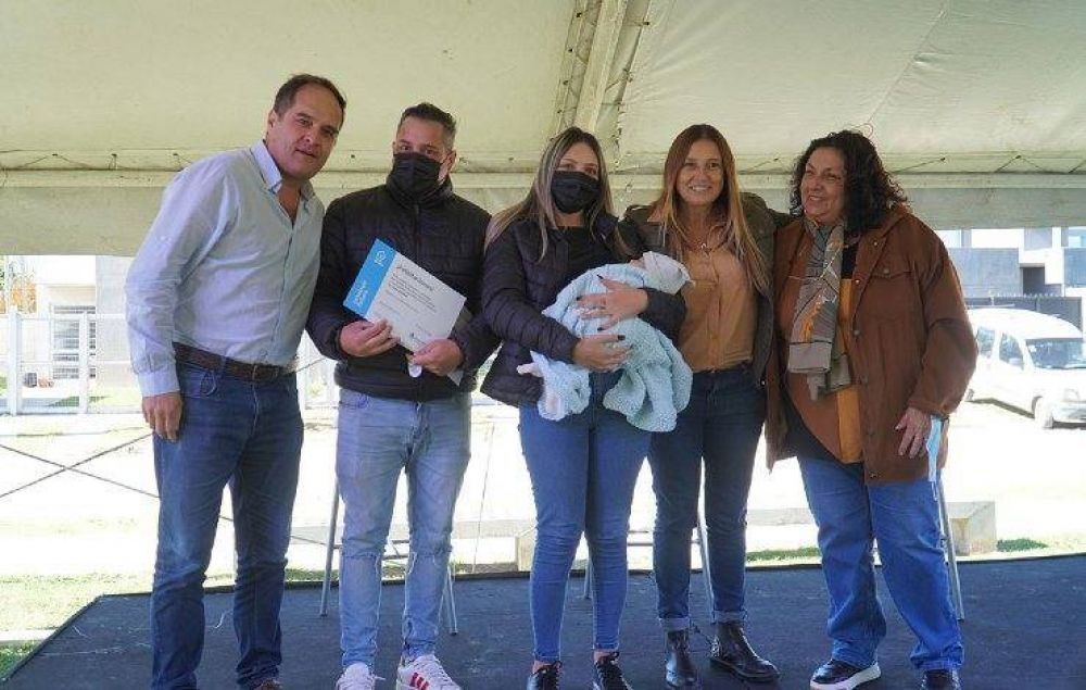 Karina Menndez y Santiago Maggiotti entregaron viviendas en Merlo