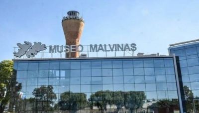 Alberto Fern�ndez rinde homenaje a h�roes en el Museo Malvinas