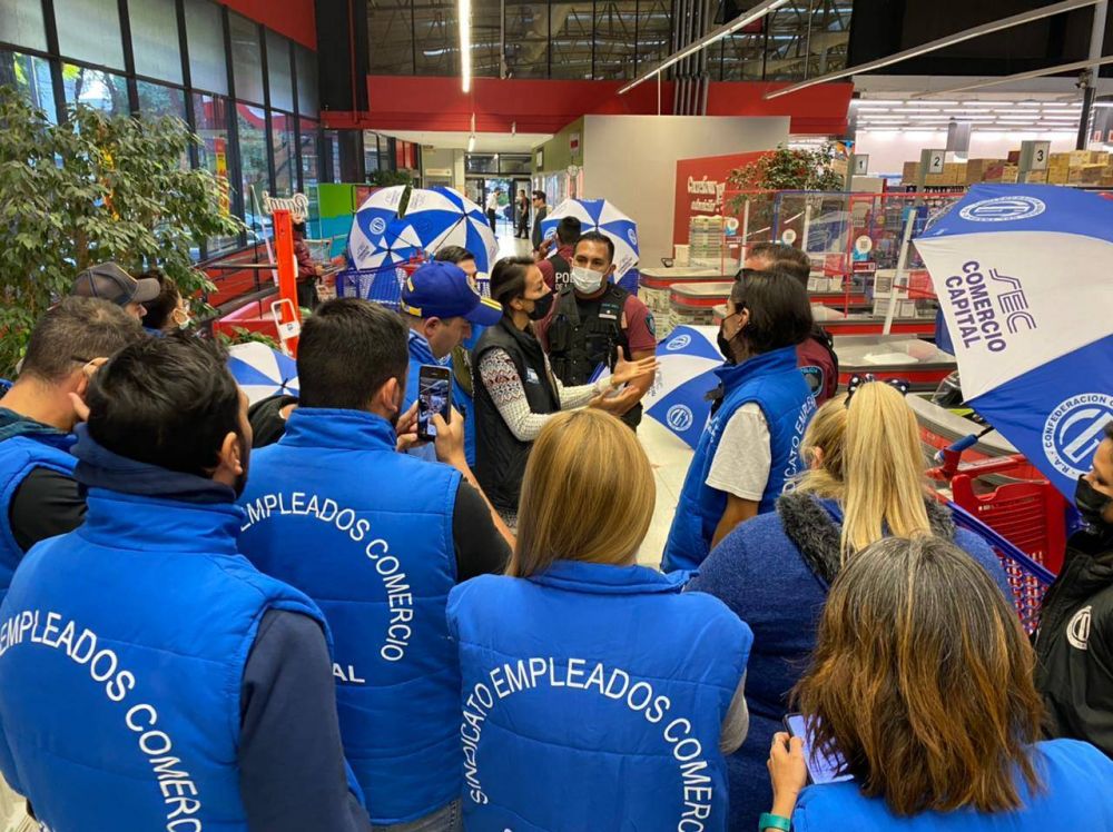Carrefour denunci y pidi que detengan a trabajadores y delegados que reclamaban por incumplimientos laborales y una situacin de violencia en su tienda de Colegiales