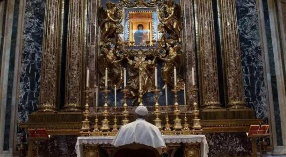 El Papa agradece su viaje a Malta ante la Virgen de Santa Mara la Mayor