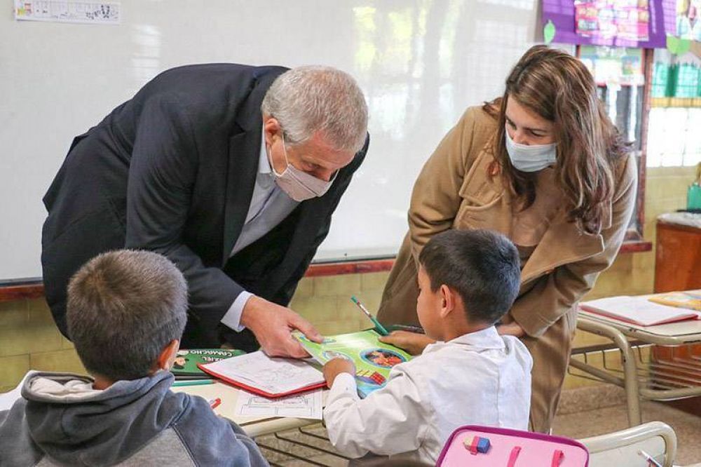 Mariel Fernndez y Jaime Perczyk entregaron libros en la Escuela Primaria 64 de Moreno