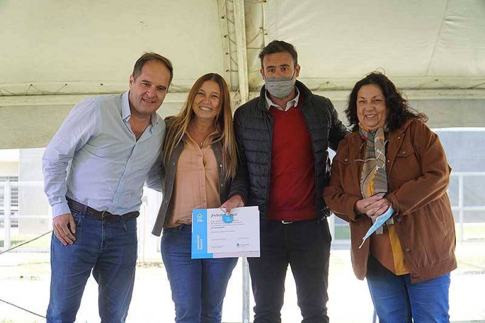 Karina Menndez y Santiago Maggiotti entregaron viviendas en Merlo