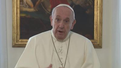 El Papa sale a aplaudir a los sanitarios en su intención de oración para abril