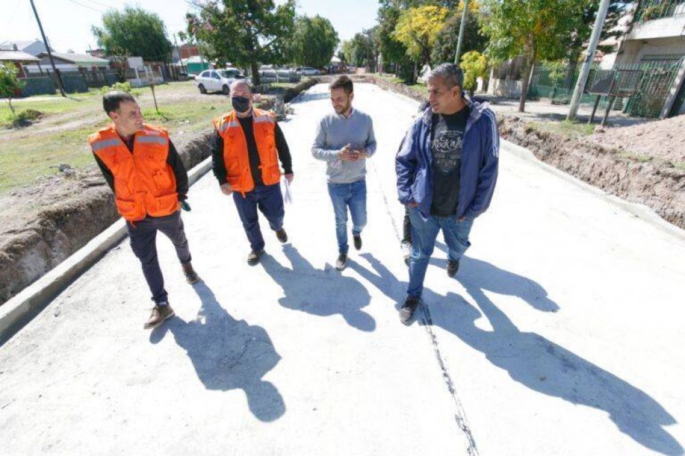 Fabiani recorri importantes obras de pavimentacin en Solano y en San Jos