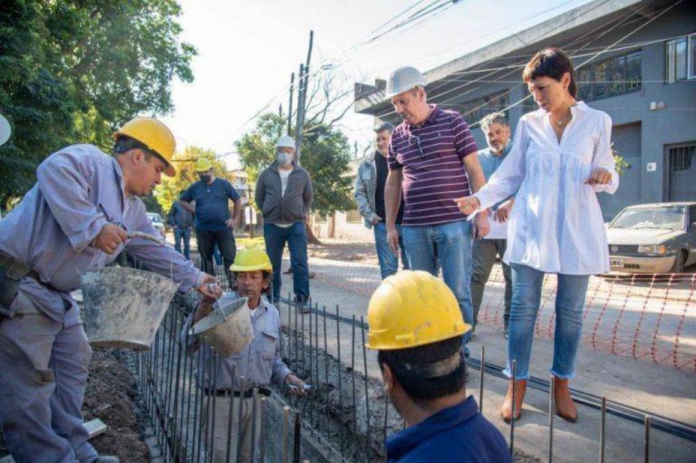 Mayra Mendoza supervis la construccin y readecuacin de sumideros de la Avenida Triunvirato