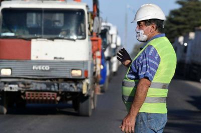 Camioneros autoconvocados se adelantan al paro nacional anunciado para el 11 de abril por transportistas de granos y cortan rutas del sur de Córdoba por la falta de gasoil