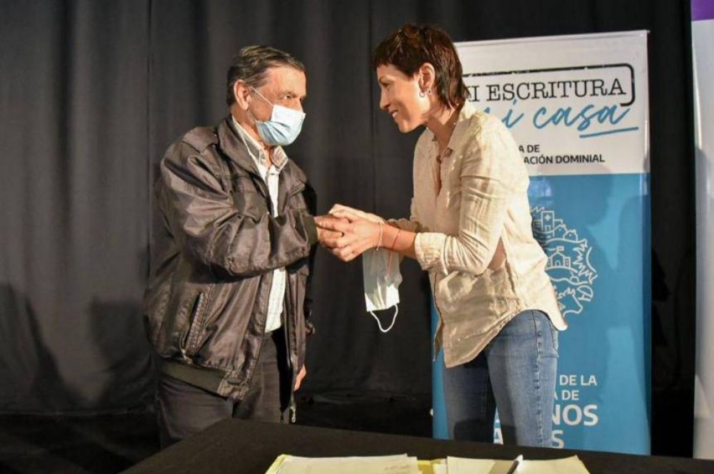 Mayra Mendoza en la firma de escrituras: Queremos seguir garantizando derechos