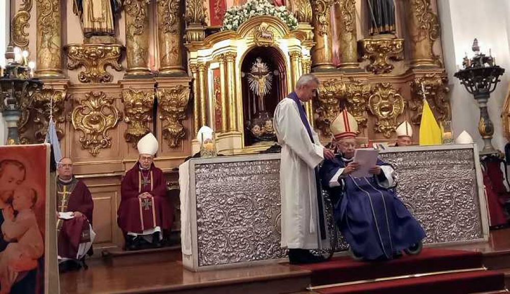 Mons. Aguer celebró tres décadas de ejercicio de su misión episcopal