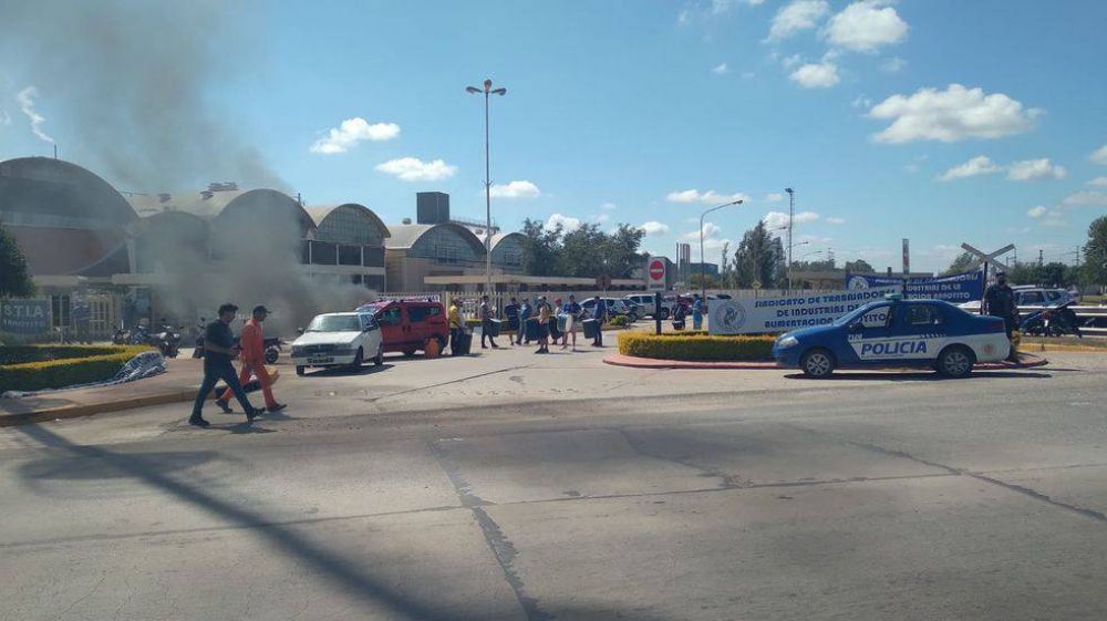 STIA Arroyito realiza una protesta frente a las porteras de ARCOR