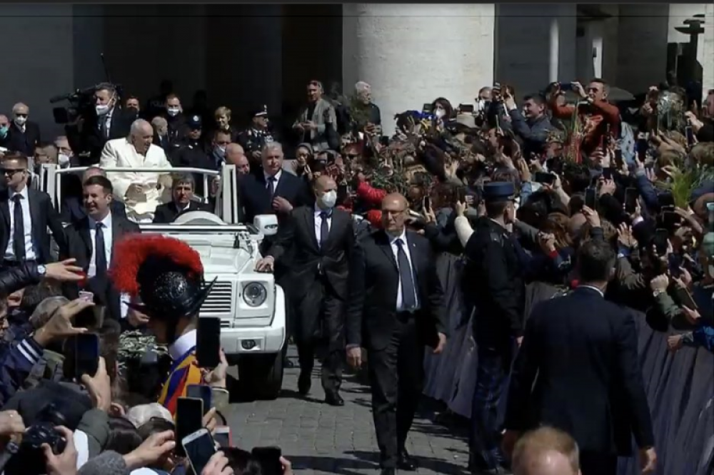Pese a su ci�tica, Francisco recorre en el papam�vil la plaza San Pedro