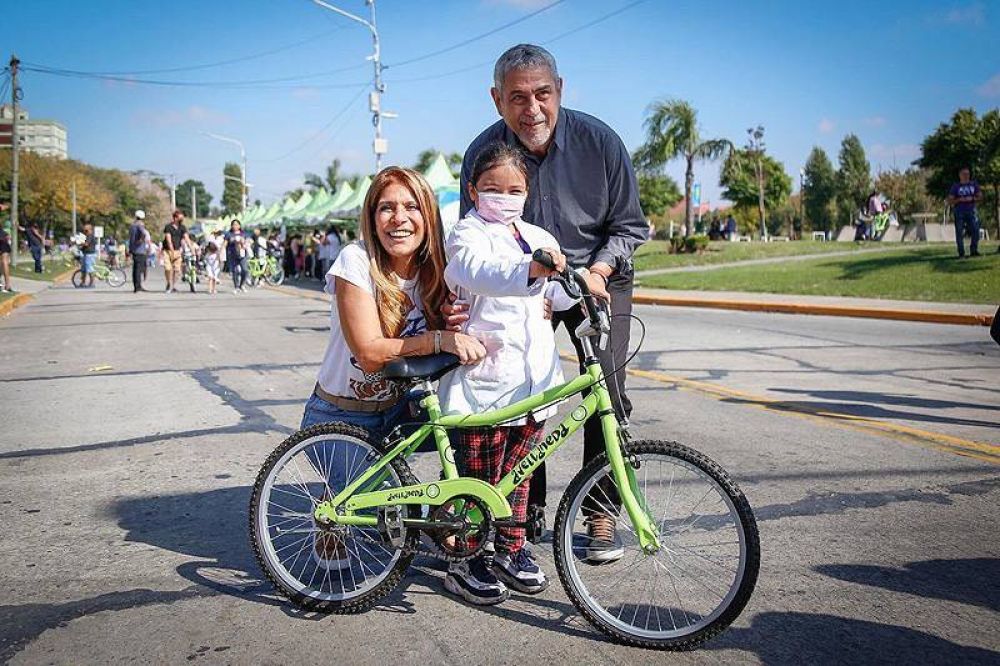 Jorge Ferraresi y Magdalena Sierra entregaron 1800 bicicletas a alumnos de escuelas pblicas de Avellaneda