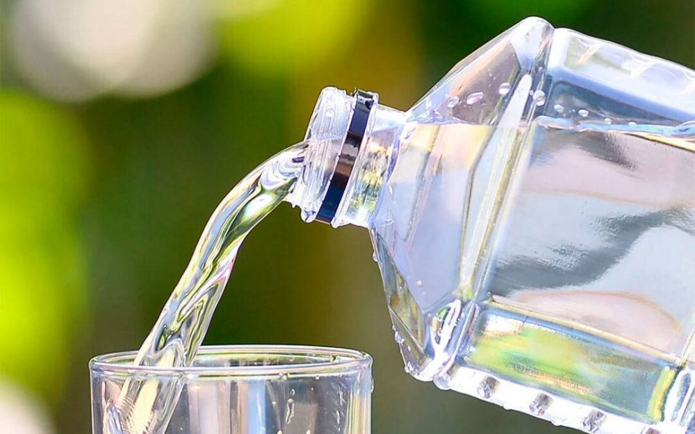 La patronal de aguas minerales lamenta su banalizacin con la ley que obliga a ofrecer agua del grifo gratis en la hostelera