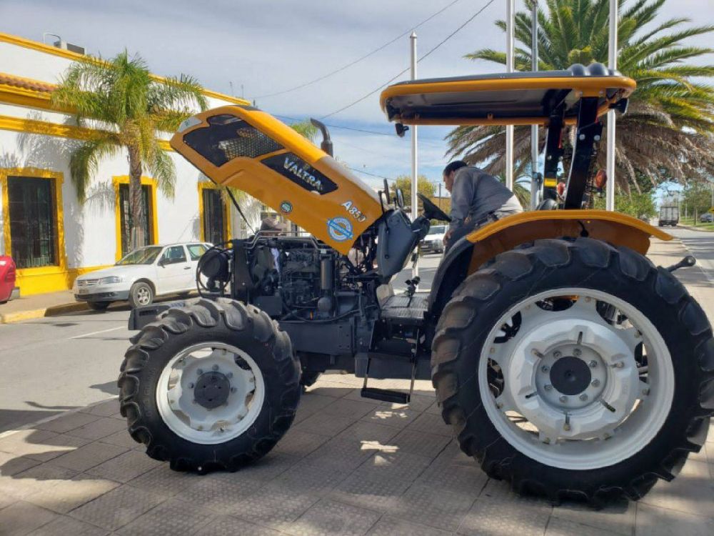 El municipio adquiri un nuevo tractor para mantener los caminos rurales