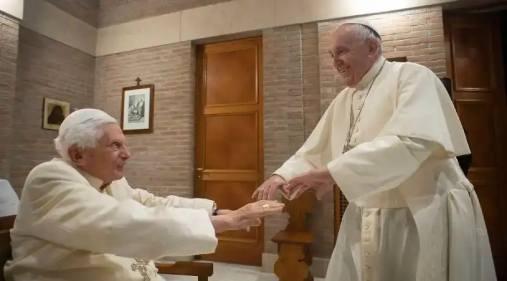 Francisco visita a Benedicto por sus 95 años: oración y charla afectuosa