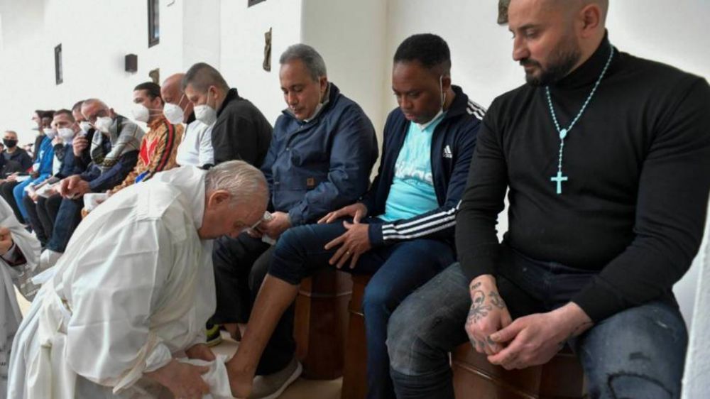 El Papa Francisco lava los pies a doce presos en una crcel a las afueras de Roma: 