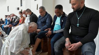 El Papa Francisco lava los pies a doce presos en una c�rcel a las afueras de Roma: 