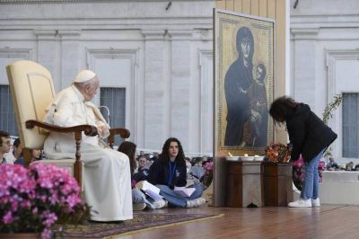 Papa pone a orar a 100 mil adolescentes en la Plaza de San Pedro. Les invita a enfrentar miedos, desalientos y llamar a María