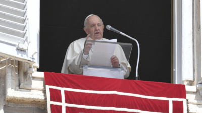 El Papa pide «abandonar las falsedades y adicciones»