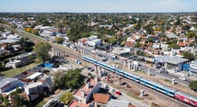 Tren Sarmiento: instalación del puente en Ituzaingó