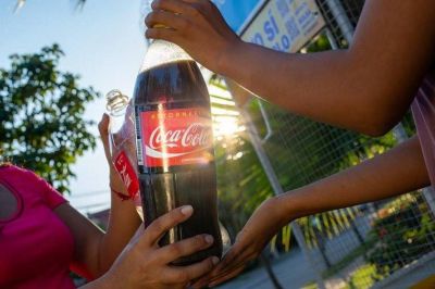 Coca-Cola fomenta el uso de botellas retornables con acción de intercambio de empaque por el Día de la Tierra