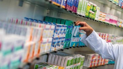 Laboratorios alertan que pueden faltar medicamentos por trabas a las importaciones