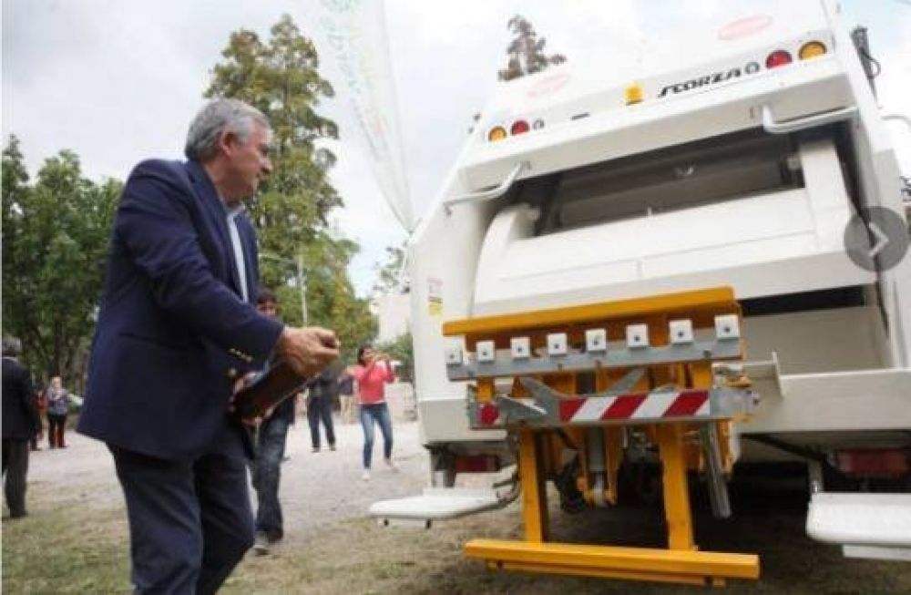 Un nuevo camión para fortalecer la recolección de residuos en Yala