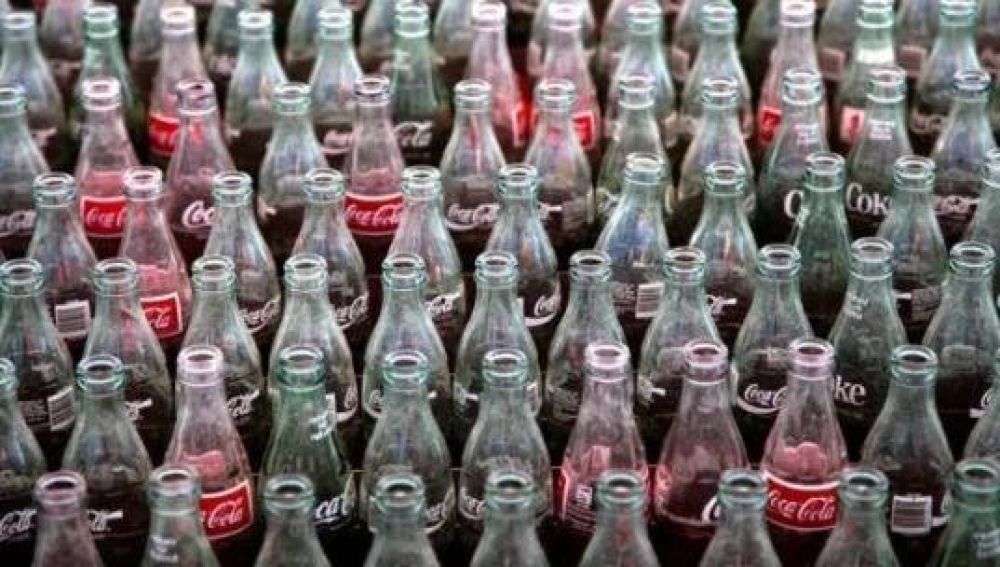 Coca-Cola recurre a las botellas de vidrio rellenables para luchar contra la inflacin