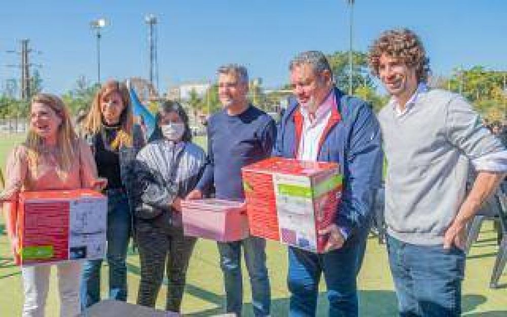 San Fernando: Andreotti y Zabaleta entregaron 60 kits de costura a emprendedores