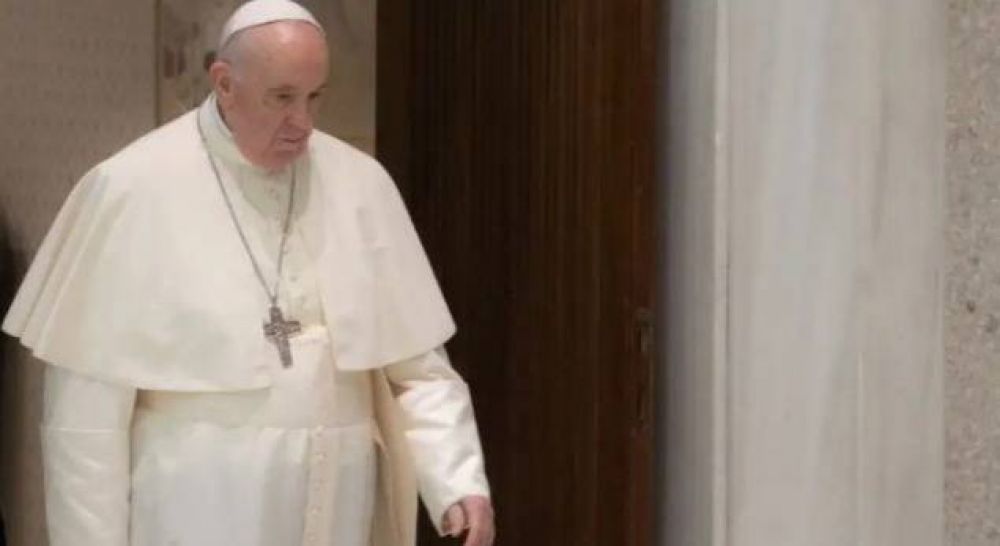 El Papa Francisco ser� intervenido por fuerte dolor en la rodilla