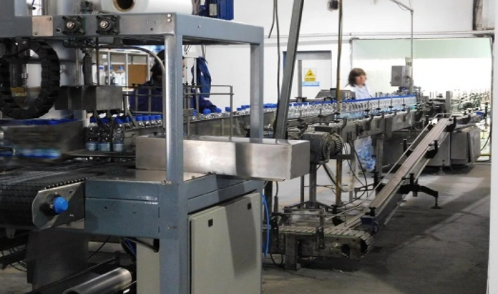 Tiraron un mill�n de botellas de agua mineral en Santo Tomas porque estaban vencidas