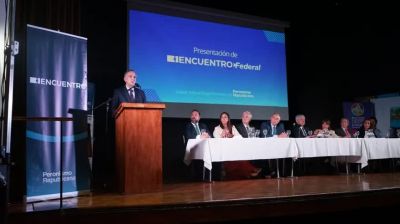 Miguel Ángel Pichetto lanza su candidatura presidencial con una advertencia a sus socios y pone la mira en Javier Milei