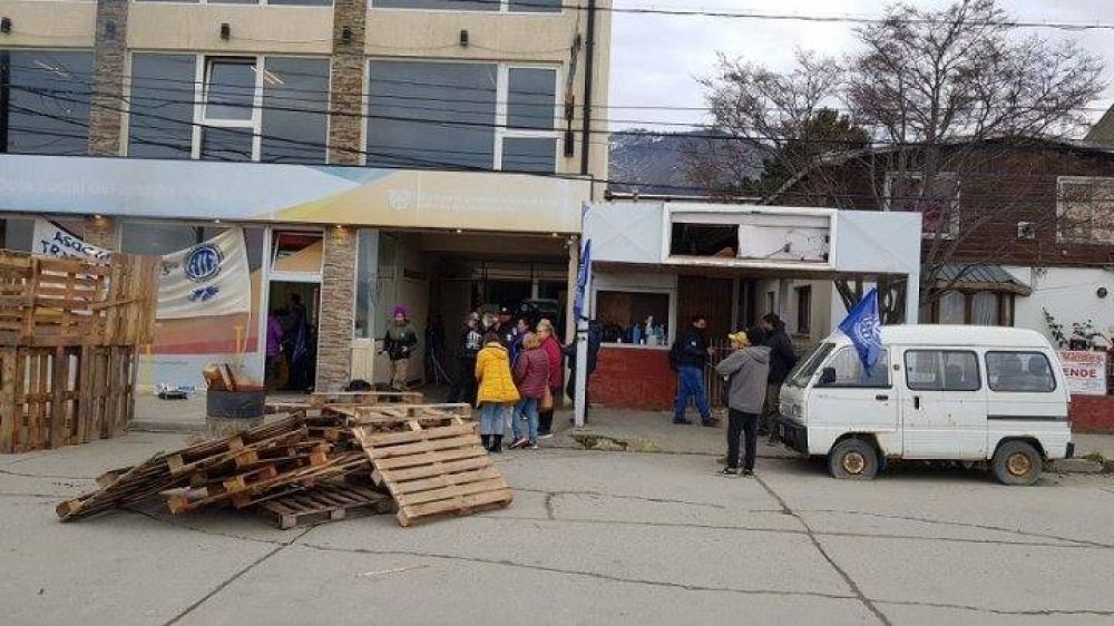 Ushuaia: trabajadores estatales reclaman contra el vaciamiento de la obra social