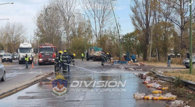 Camión que transportaba cerveza y jugos volcó su carga en Centenario