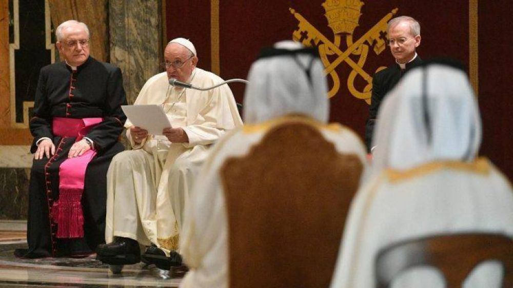 El Papa Francisco pidi a Embajadores compromiso a favor de la paz