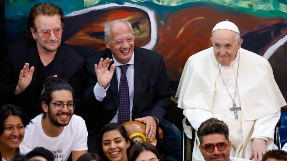 Francisco presenta junto a Bono el Movimiento Scholas Occurrentes
