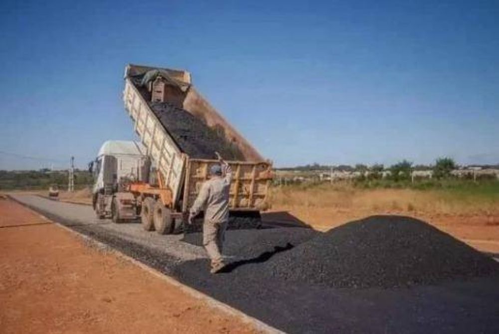 Continúan las obras de asfalto en Itaembé Guazú