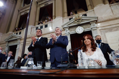 Con Cristina Kirchner en silencio y Sergio Massa en el centro de la escena, Alberto Fern�ndez ejecuta un nuevo m�todo de gobierno
