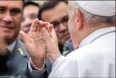El Papa pide a las familias que se unan a él hoy en el Rosario por la paz