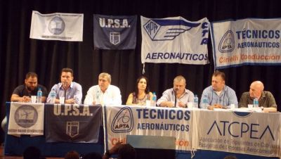En medio de los cuestionamientos a Aerolíneas Argentinas, gremios del sector piden reabrir paritarias