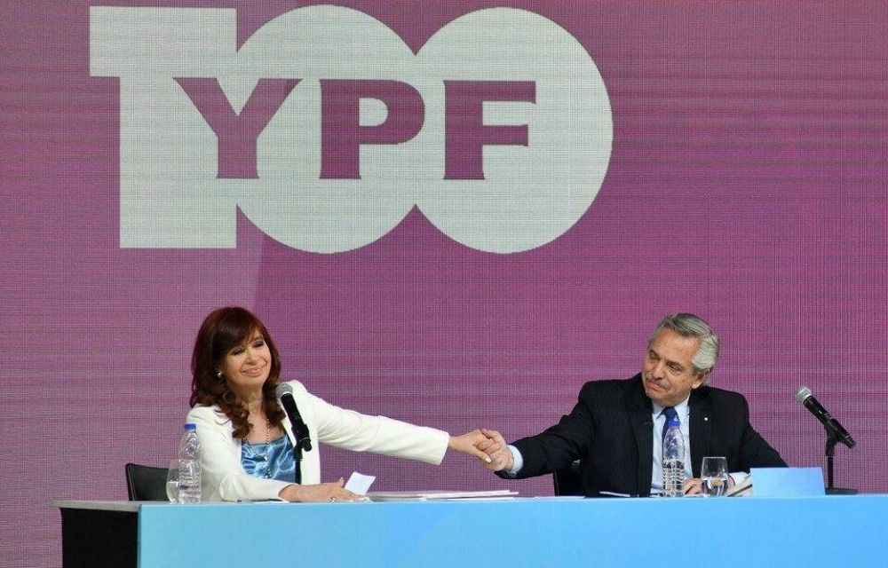 Reencuentro: Alberto y Cristina juntos y de la mano en el acto por los 100 aos de YPF