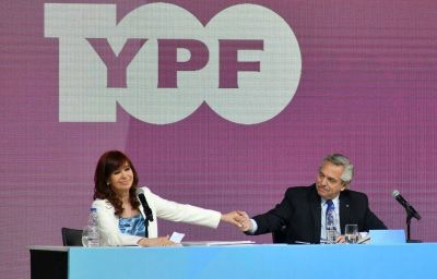 Reencuentro: Alberto y Cristina juntos y de la mano en el acto por los 100 años de YPF