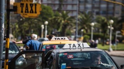 Peones de taxis anunciaron un paro y movilización para el lunes