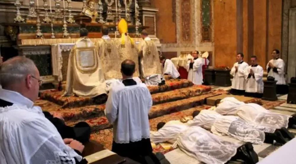El Vaticano ordena suspender ordenaciones sacerdotales en diócesis de Francia