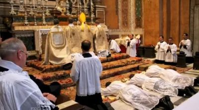 El Vaticano ordena suspender ordenaciones sacerdotales en di�cesis de Francia