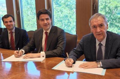Juan Schiaretti firmó un acuerdo para obras de infraestructura con el Deutsche Bank