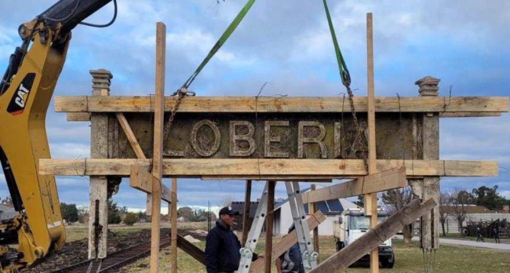 Restauran el cartel ferroviario de Lobera