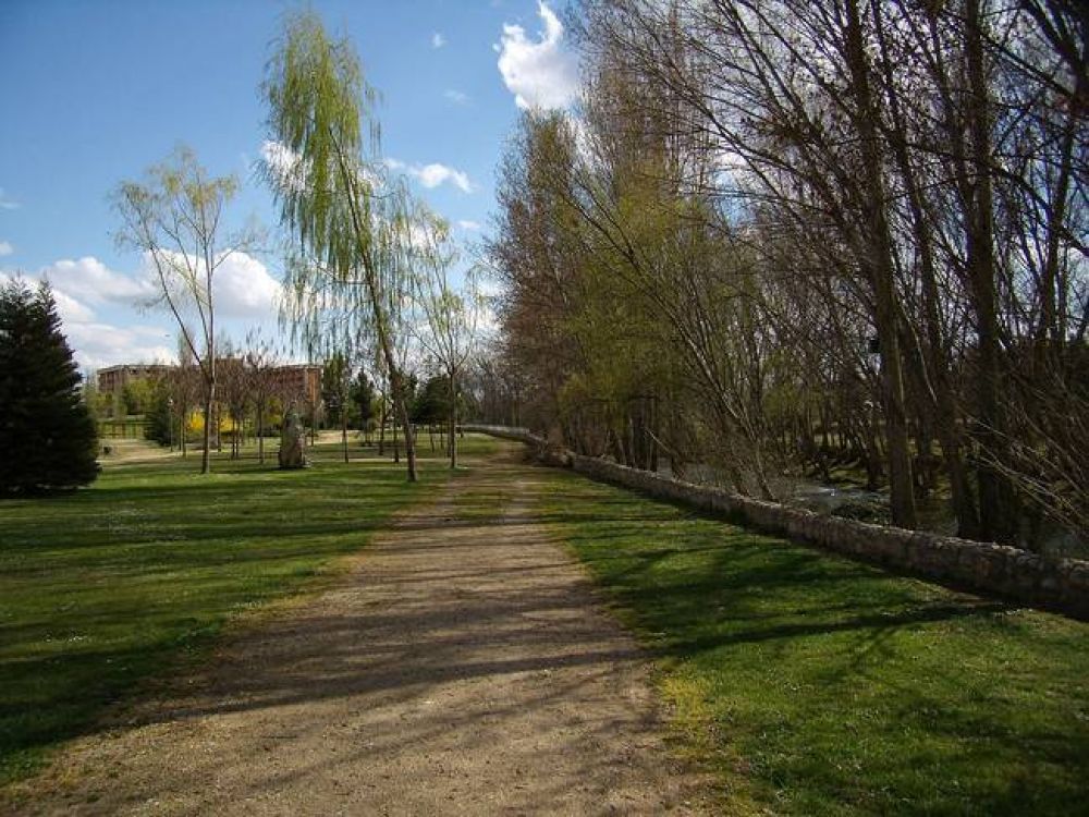 La limpieza de excrementos de aves y la retirada de hojas cadas, principales retos de Urbaser en los parques de Palencia